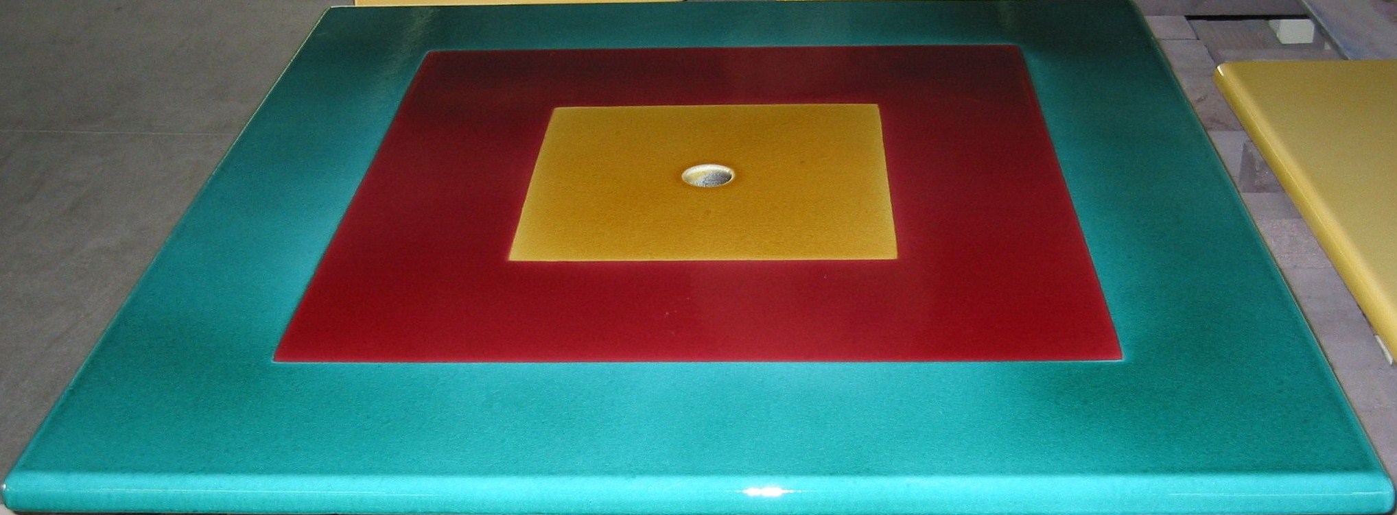 Table carrée décor couleurs