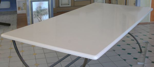 Table rectangulaire blanche