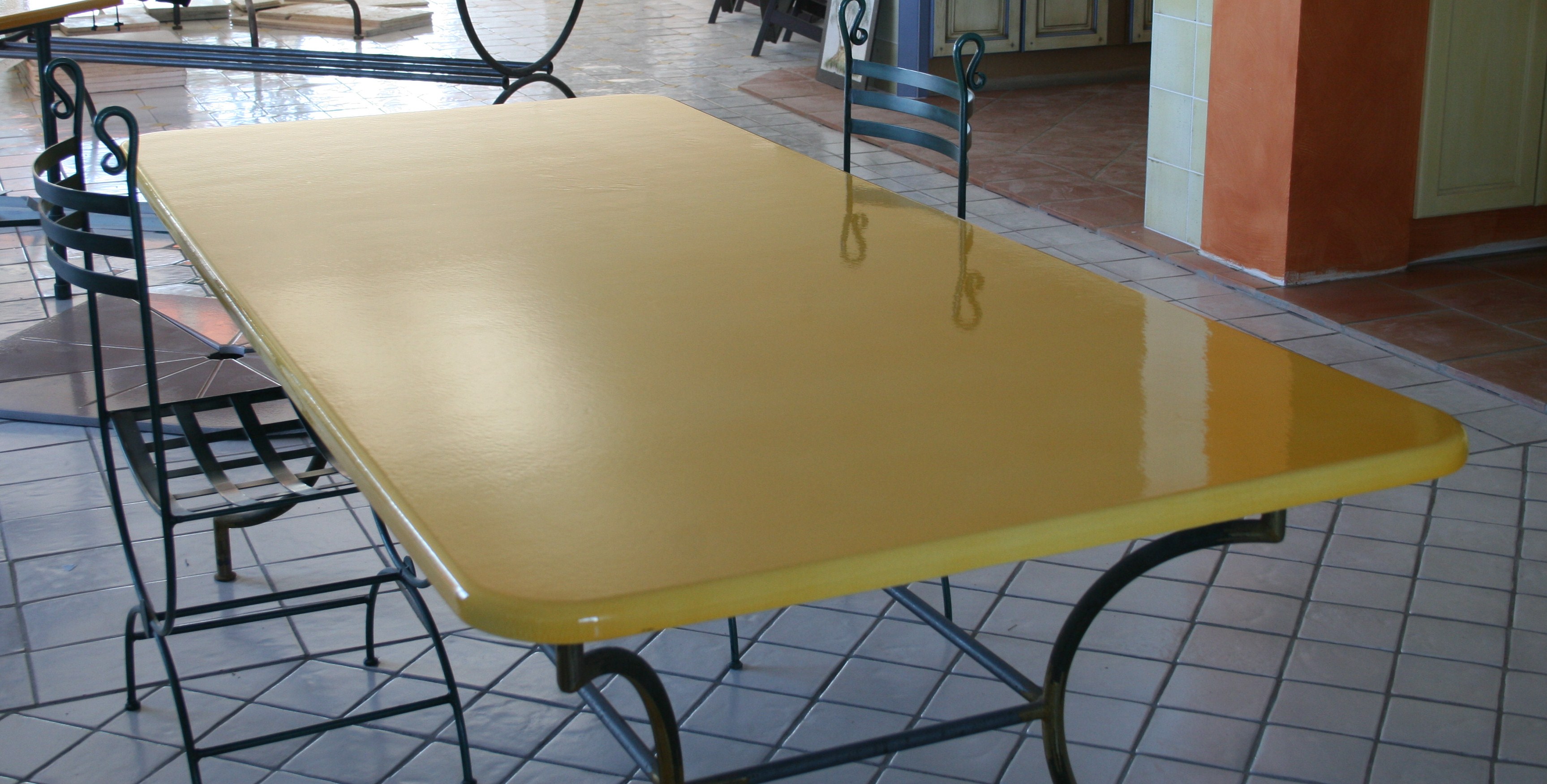 Table rectangulaire jaune